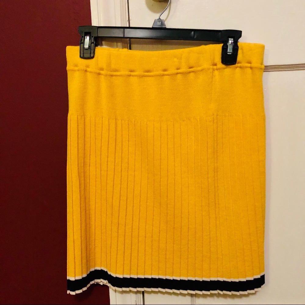 St. John Collection midi skirt! Classic! EUC.